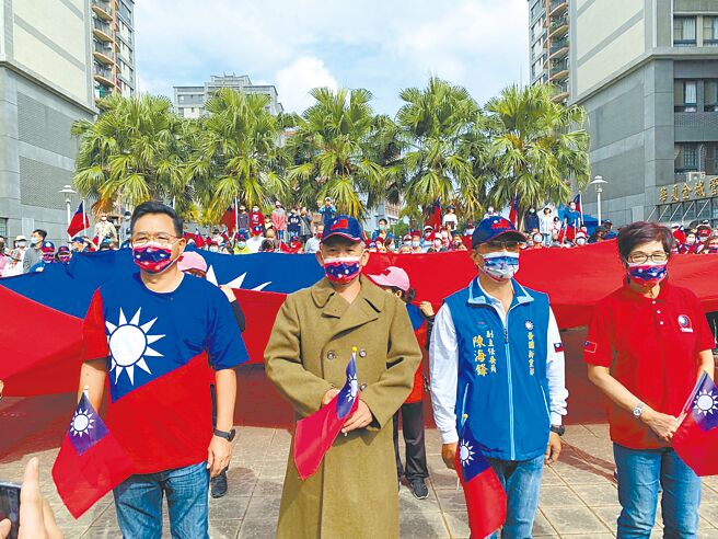 國民黨新竹市長參選人林耕仁（左一）10日一早到華夏新城與民眾一同參加升旗典禮。（林耕仁提供／陳育賢新竹傳真）