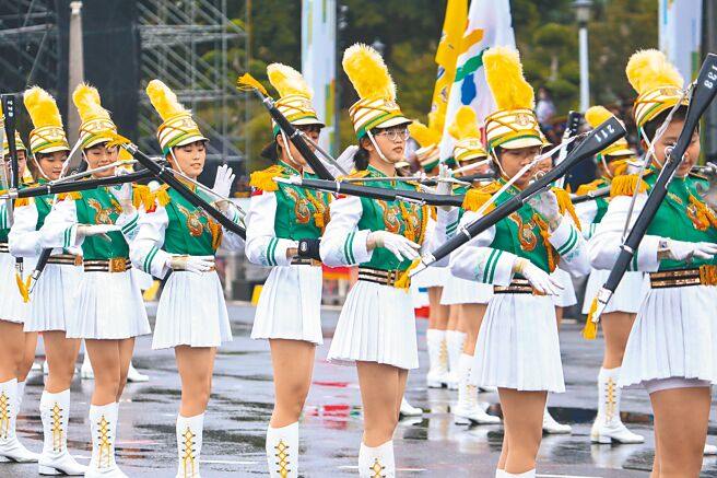 北一女中乐仪旗队10日在总统府前广场表演。（邓博仁摄）