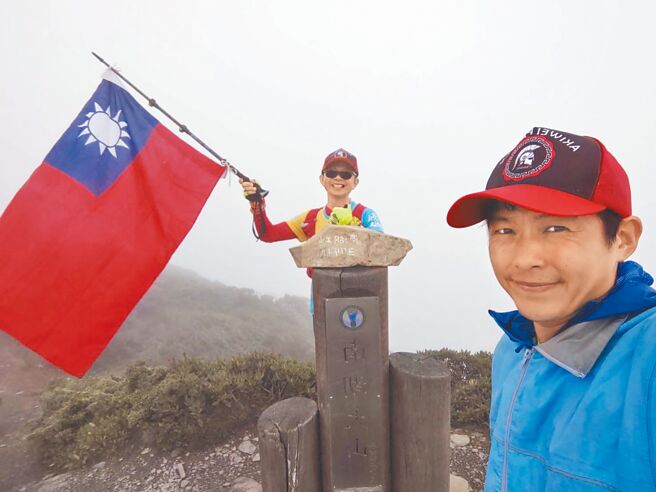 猴子兵团登上南湖大山主峰升国旗，团长林庆华（右）与团员林俊良（左）10日达成目标。（猴子兵团提供／吴佩蓉宜兰传真）