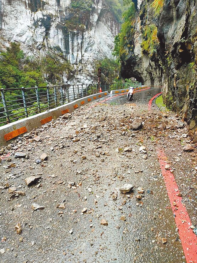太魯閣國家公園燕子口步道，因連日大雨有落石掉落，太管處已暫時封閉步道。（太魯閣國家公園管理處提供／羅亦晽花蓮傳真）