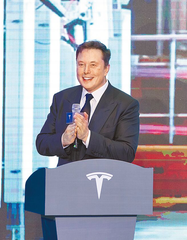 特斯拉中國在9月交出8萬3135輛成績單、創下單月交付量的新紀錄。圖為特斯拉首席執行官馬斯克出席中國製造Model Y項目啟動儀式。（新華社）