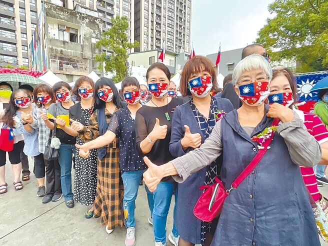 桃園榮民服務處與金三角文化協會昨舉辦國慶活動，表揚10名長期從事情報工作的女性。（呂筱蟬攝）