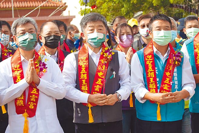 民进党苗栗县长参选人徐定祯昨天与前副总统陈建仁、台北市长参选人陈时中等人，出席苗栗县迎圣五朝王船醮祭典。对于谢福弘合体韩国瑜拍影片，徐定祯呛，高雄市民罢免的人所支持的参选人，绝对不是苗栗人的选项。（徐定祯竞选团队提供／李京升苗栗传真）