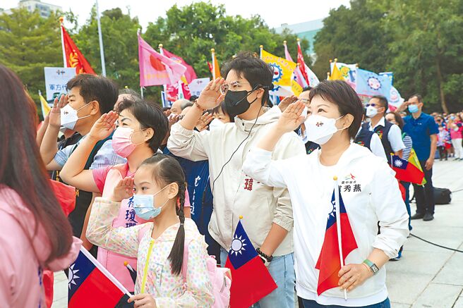 台中市長盧秀燕（右）參加市府舉辦的雙十國慶升旗典禮，手拿著小國旗，她強調，特別感到驕傲與光榮感。（林欣儀攝）