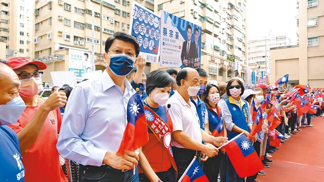 国民党台南市长参选人谢龙介阵营在北区大道新城广场举办升旗典礼，吸引多位党籍市议员参选人与数百乡亲参加。（谢龙介竞选总部提供／洪荣志台南传真）