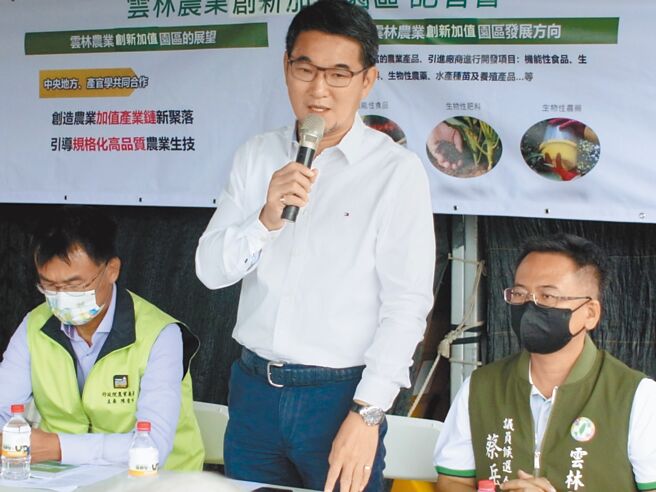 劉建國（中）提農業政策，將打造「雲林農業創新加值園區」讓農業加值。（張朝欣攝）