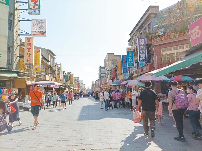 云林县北港朝天宫国庆连假逾10万人潮，店家认为应可尝试解封了。（张朝欣摄）