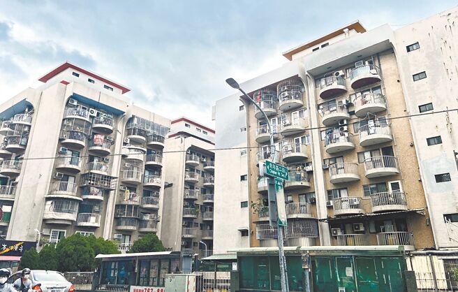 高雄市为保障民眾居住权利，兼顾青年优先、育儿优先、弱势优先的3大原则，将2022年的「增额租金补贴」申请延长至10月31日，不过此政策一宣布，就有民眾嘆看得到吃不到，认为房东的报税漏洞让此项政策形同虚设。（杨舒婷摄）