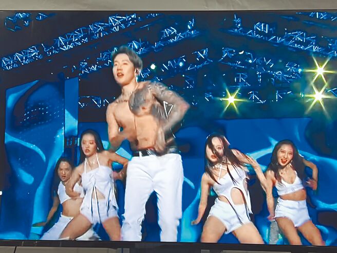 Jay Park（中）脱上衣唱跳，引起现场尖叫。（读者提供）