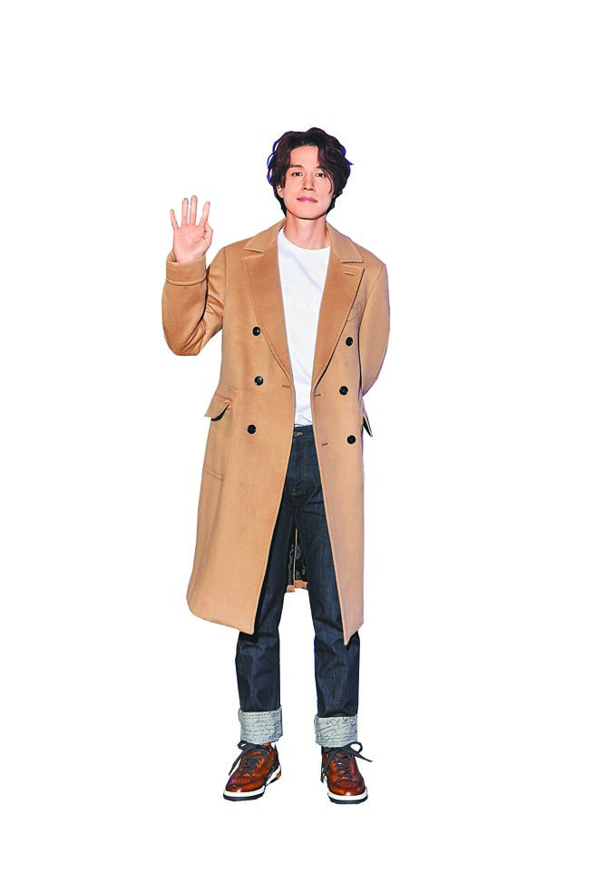 李棟旭穿Berluti駝色雙排扣大衣19萬9000元、刺繡Scritto圖紋T 2萬1900元、Scritto圖紋深藍色牛仔褲2萬9900元、Playoff蜂蜜色低筒運動鞋6萬9000元亮相。（Berluti提供）