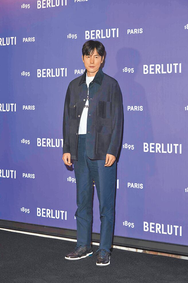 鄭雨盛以Berluti冷夜藍Workwear絨面皮革外套25萬9000元、冷夜藍棉質西裝褲2萬7900元、白底黑色logo T恤2萬700元、Playoff黑色低筒運動鞋6萬9000元亮相。（Berluti提供）