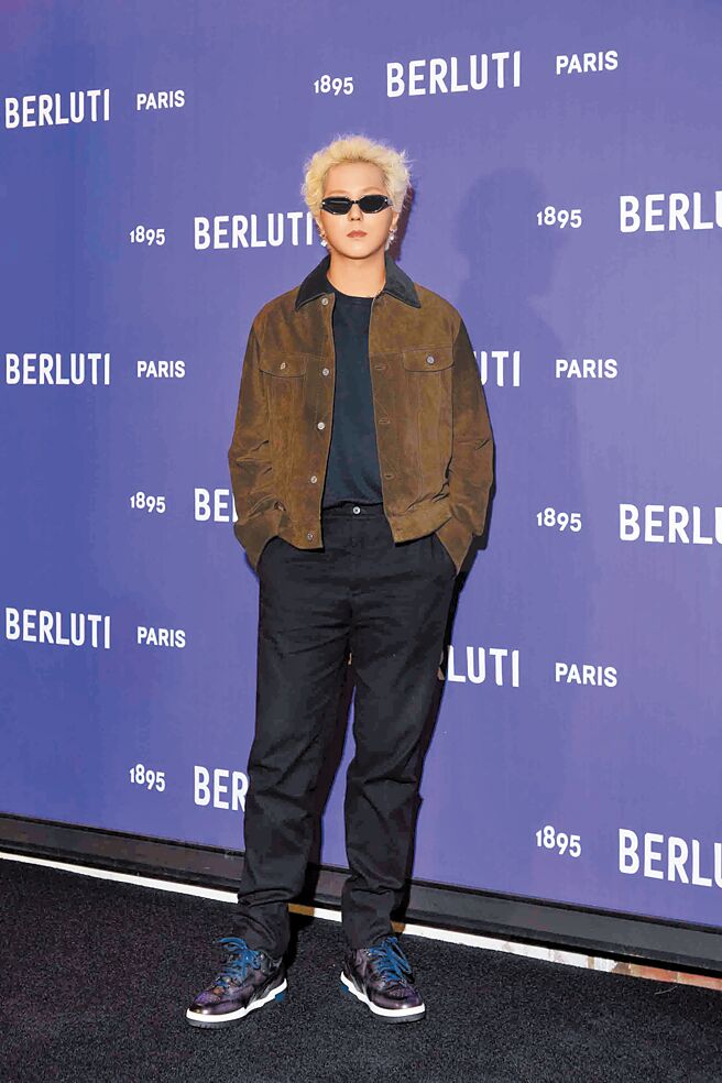 宋旻浩著Berluti暖綠色絨面皮革外套16萬4000元、黑色刺繡T-Shirt 1萬8000元、黑色羊毛長褲3萬5000元、Playoff黑色低筒運動鞋6萬9000元，出席品牌活動。（Berluti提供）