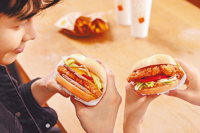 麦当劳「柚香塔塔脆鸡堡」（右）只售至11月8日，单点110元、地瓜套餐178元。（麦当劳提供）