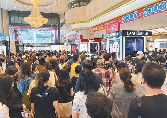 新光三越南西周年慶首日滿滿人潮，遇上國慶連假話題美妝人氣爆棚。（新光三越提供）