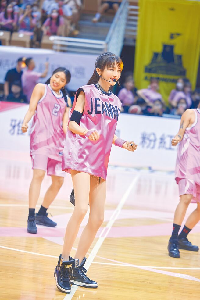 「姐姐」谢金燕日前现身乳癌防治记者会，载歌载舞身体力行推动乳癌防治。（雅诗兰黛提供）