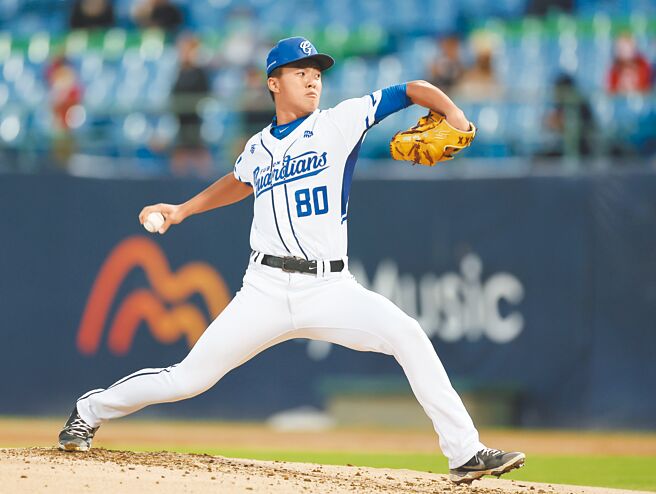 富邦悍将游霆崴昨再次临危受命，主投5局无失分，拿下本季首场胜投。（中央社）