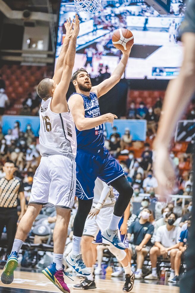 阿提诺（右）准备左手挑篮，铂伊全力阻挡。（新竹街口攻城狮提供）