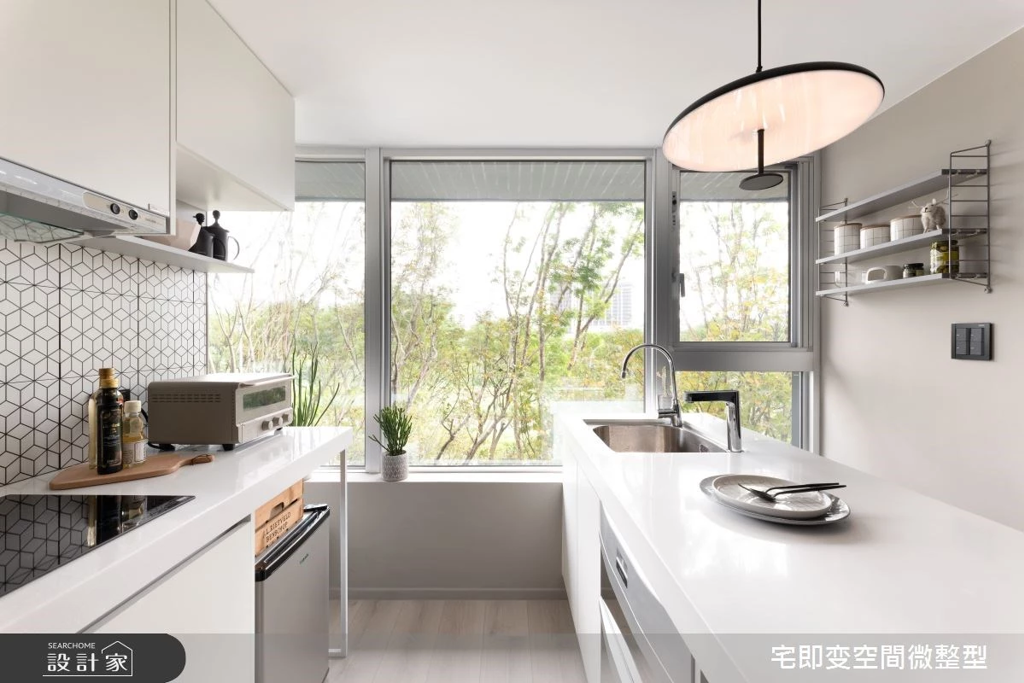 23坪住宅增設大中島打造雙一字廚房，創造出雙動線大幅提升實用性。(圖/宅即变空間微整型)