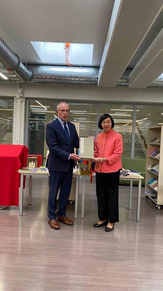 愛沙尼亞「台灣漢學資源中心」揭牌 國圖贈送國寶級古籍