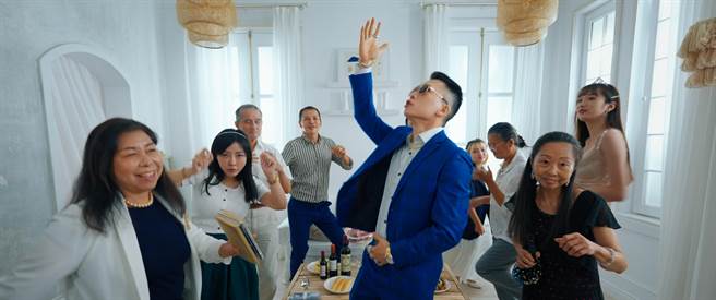 周霭宏日前拍摄新歌MV，现场气氛热闹。（周霭宏本人提供）