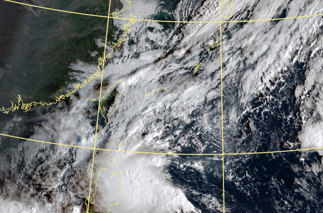 周末起受低壓、東北季風影響，「共伴效應」恐帶來明顯降雨。（中央氣象局提供）
