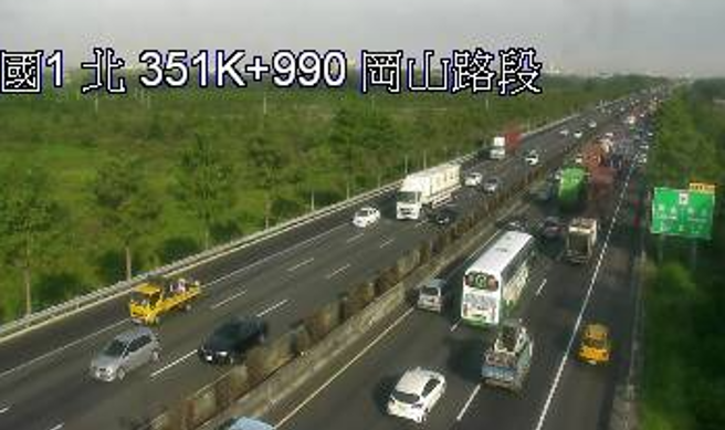 国1冈山北向「3车追撞」事故，车流回堵9公里。(翻摄高速公路1968)
