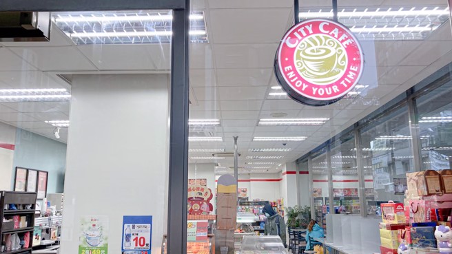 一名自稱在超商上班的女網友抱怨，超商熟食區明明是採自助式，常有消費者到櫃台要她幫忙夾茶葉蛋、裝大亨堡，令她忍不住翻白眼批評。（圖／示意圖，中時新聞網資料照）