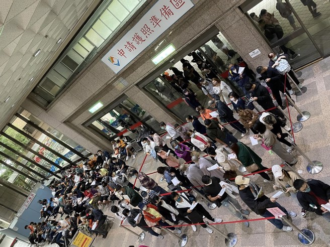 一名女網友昨天去換護照，到現場發現人山人海。(翻攝自好想住飯店。好康.踩雷不藏私FB)