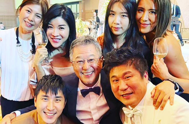 王偉忠曬出和胡瓜兩家人合影。（圖／翻攝自王偉忠臉書）