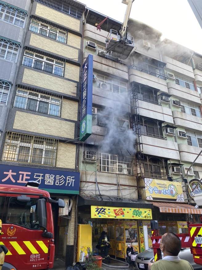 三民区一户民宅火警。（翻摄照片／高雄洪靖宜传真）