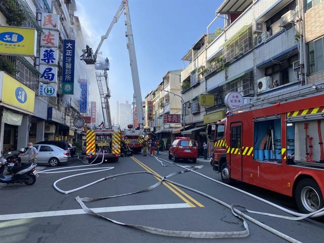 三民区一户民宅火警。（翻摄照片／高雄洪靖宜传真）