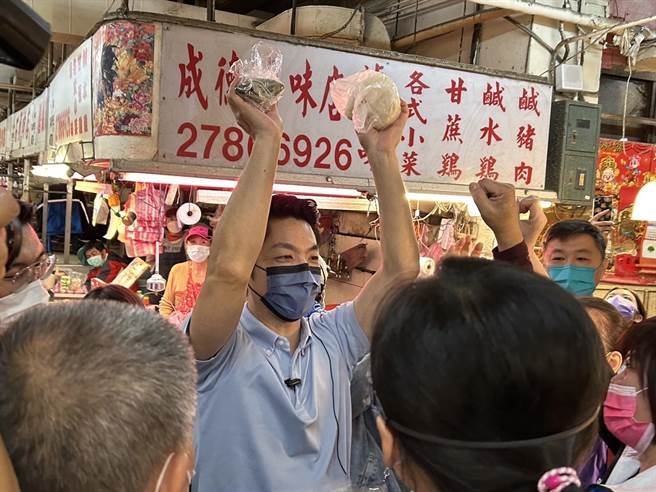 国民党台北市长参选人蒋万安今天到成德市场扫街。（杨亚璇摄）