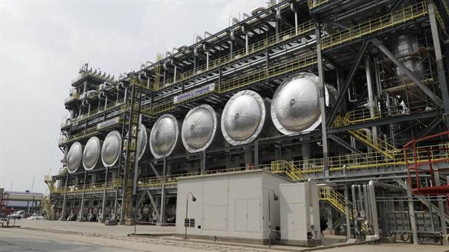 图为位于哈萨克阿特劳州的哈萨克石油化工综合体项目。（新华社资料照）