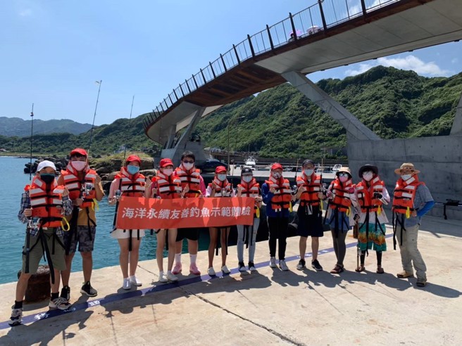 基隆市政府推广休閒友善钓鱼活动，希望透过海钓活动，强调环境友善的重要。(图/ 基隆市政府提供)