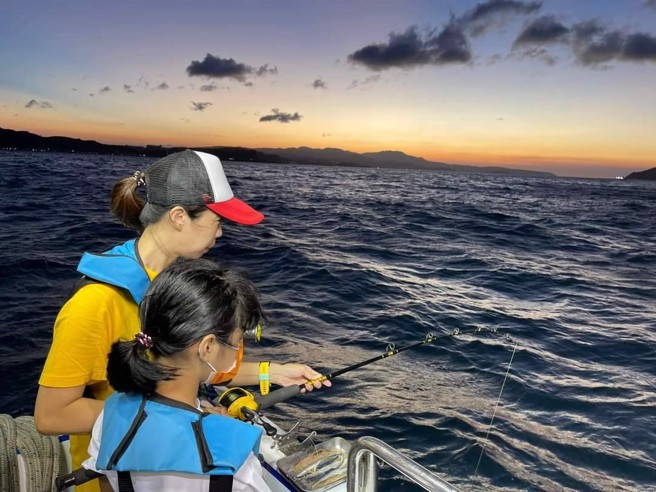 透过亲子友善钓鱼活动让亲子从课程及实际体验中，了解鱼类的生态习性及垂钓原理及海洋知识。(图/ 基隆市政府提供)