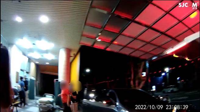 丰原警方鸣笛开道，让气喘发作的长者迅速抵达医院。（警方提供）