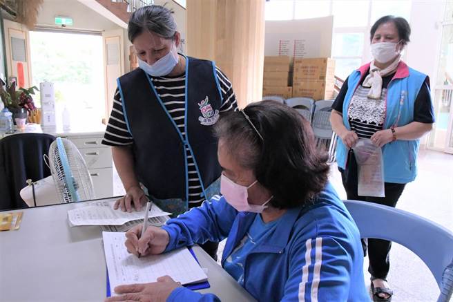 花蓮吉安鄉公所配合中央防疫政策，免費提供55至64歲原住民5劑快篩試劑，近日已將領取通知單寄至符合資格的民眾家中，收到者屆時可至鄉公所原住民事務所洽詢領取。（吉安鄉公所提供／羅亦晽花蓮傳真）