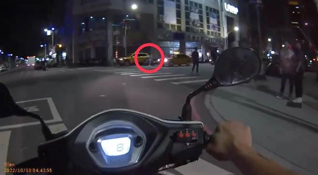 25岁的纪姓男子10日至高雄夜店饮酒狂欢后，因未开大灯遭到拦查。（高市苓雅分局提供／杨舒婷高雄传真）