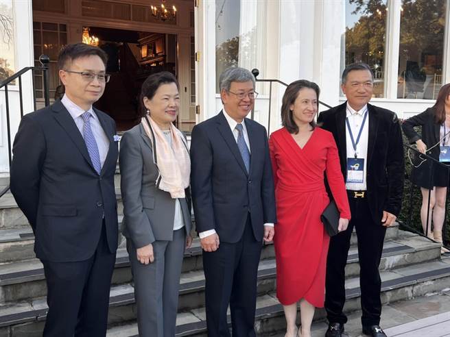 經濟部長王美花(左二)赴美參訪，台北時間12日前往華府雙橡園，參加駐美代表蕭美琴(右2)的歡迎酒會。(圖／王玉樹攝影)