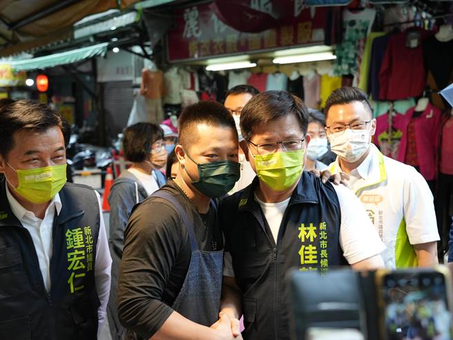 民进党新北市长参选人林佳龙(右2)，12日早上在新北市新庄的宏泰市场扫街拜票。(黄敬文摄)