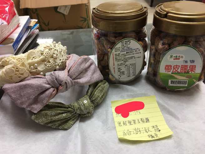 民眾送給國民黨台北市議員游淑慧的小禮物中，特別附上一張紙條。（圖／取自游淑慧臉書）