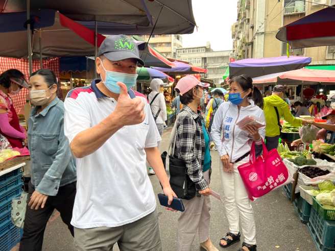 國民黨台北市議員游淑慧（右）赴市場掃街拜票，民眾反應相當熱烈。（圖／取自游淑慧臉書）