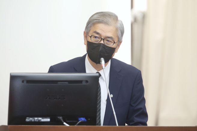 立法院财政委员会12日邀请金管会主委黄天牧（见图）进行专题报告并备询，答询时对于「剥洋葱式」限空对稳定股市是否有效表示，按部就班有护盘措施，在不同阶段政府表达对股市关心，依比例有相应措施。（杜宜谙摄）