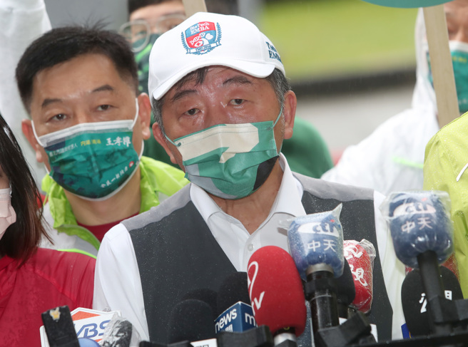 民进党台北市长参选人陈时中12日一早前往北市内湖民权东路与金湖路口站台后，接受媒体联访。（郑任南摄）