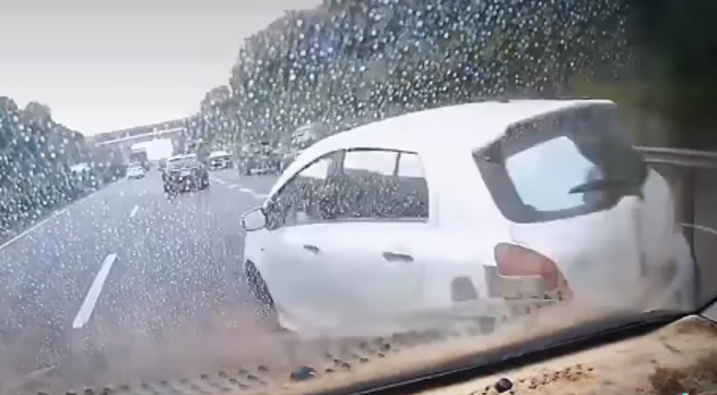 「好大一碗三宝饭」！自小客车国道鬼切酿追撞，车主怒：车上还有两孩子。(翻摄记者爆料网)


