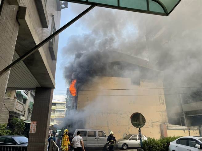 高雄市鳳山區中華街一處民宅上10時許起火燃燒，熊熊火勢伴隨著濃煙密布，附近民眾都嚇得跑出來觀看。（洪靖宜攝）