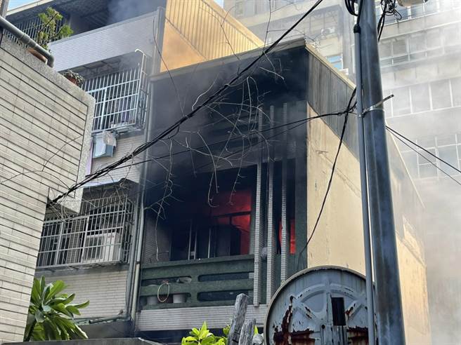 因屋內堆放回收雜物，導致火勢延燒整棟民宅。（洪靖宜攝）