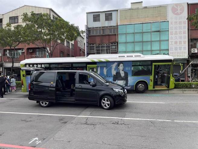 新北树林一辆公车撞机车再衝分隔岛，造成骑士当场惨死。(民眾提供)