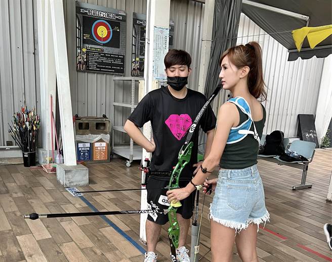 艺人翁滋蔓至三重运动中心与教练陈伯楷进行自主训练。（漫橘国际事业有限公司提供）