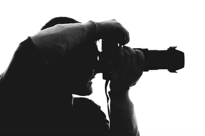 高雄市陈姓摄影师利用自己开设的摄影公司IG帐号，邀请受害者小美（化名）拍摄性感写真集，没想到拍摄途中陈男突然亲吻小美嘴巴，高雄地方法院审理后，依性骚扰防治法判陈男拘役30日。（本报资料照片）